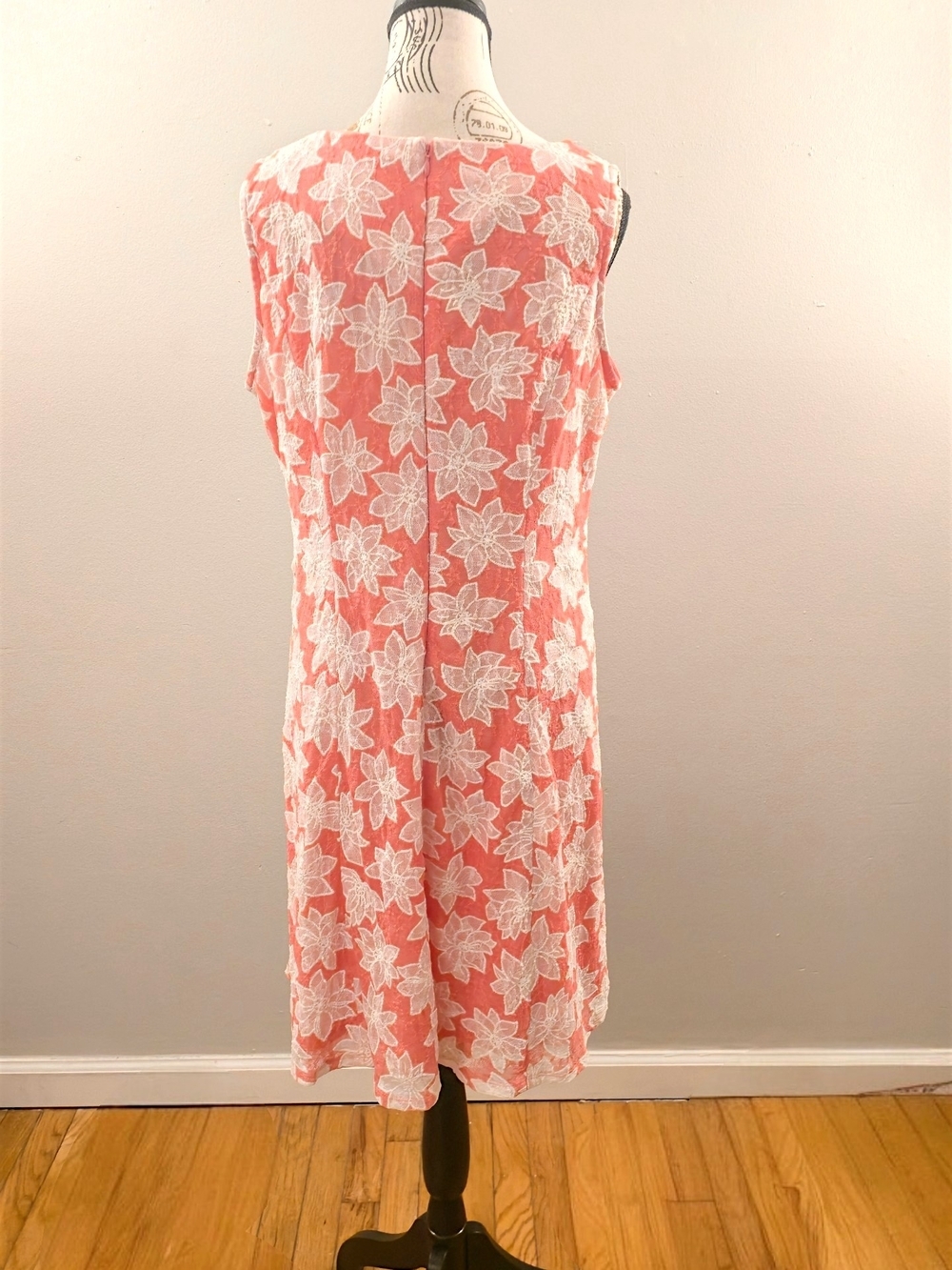 Sleeveless Coral Floral Midi Dress with White Lace Print - Picture 5 of 9